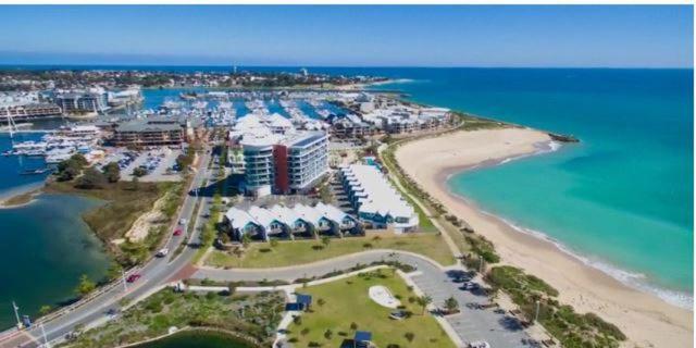 An Ocean,Beachfront And Pool View Apartment 210 Mandurah Exterior foto
